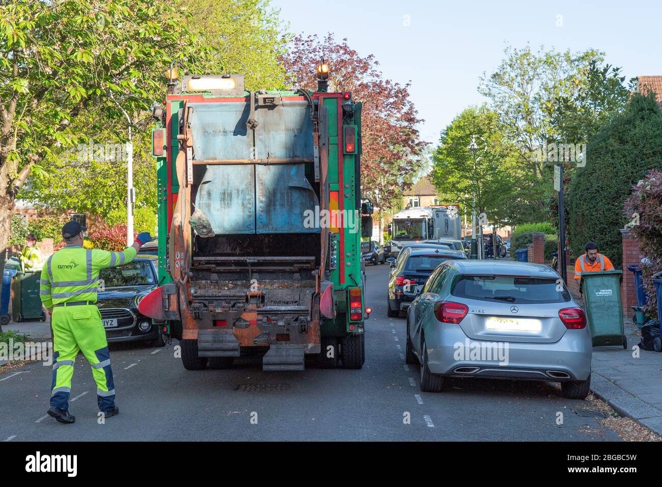 London, UK. Tuesday, 21 April, 2020. Refuse collectors working in a