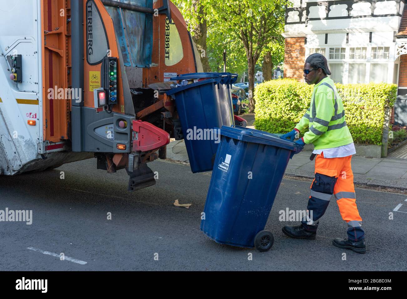London, UK. Tuesday, 21 April, 2020. Refuse collectors working in a street in Ealing. Key workers have been praised for keeping services going during the coronavirus pandemic crisis. Photo date: Tuesday, April 21, 2020. Photo: Richard Gray/Alamy Stock Photo