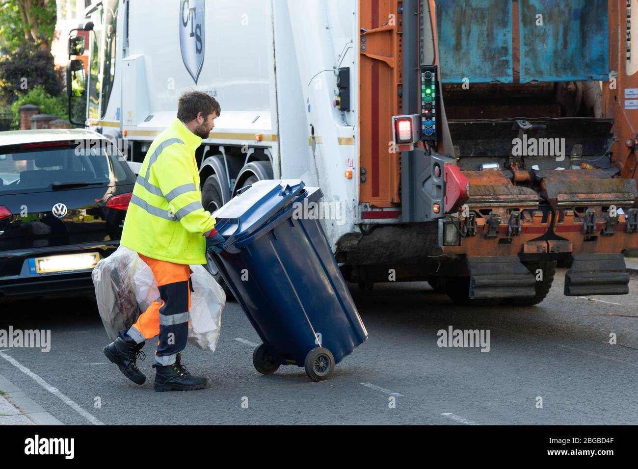 London, UK. Tuesday, 21 April, 2020. Refuse collectors working in a street in Ealing. Key workers have been praised for keeping services going during the coronavirus pandemic crisis. Photo date: Tuesday, April 21, 2020. Photo: Richard Gray/Alamy Stock Photo
