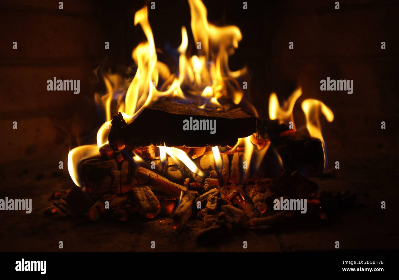 Fire in fireplace close hi-res stock photography and images - Alamy