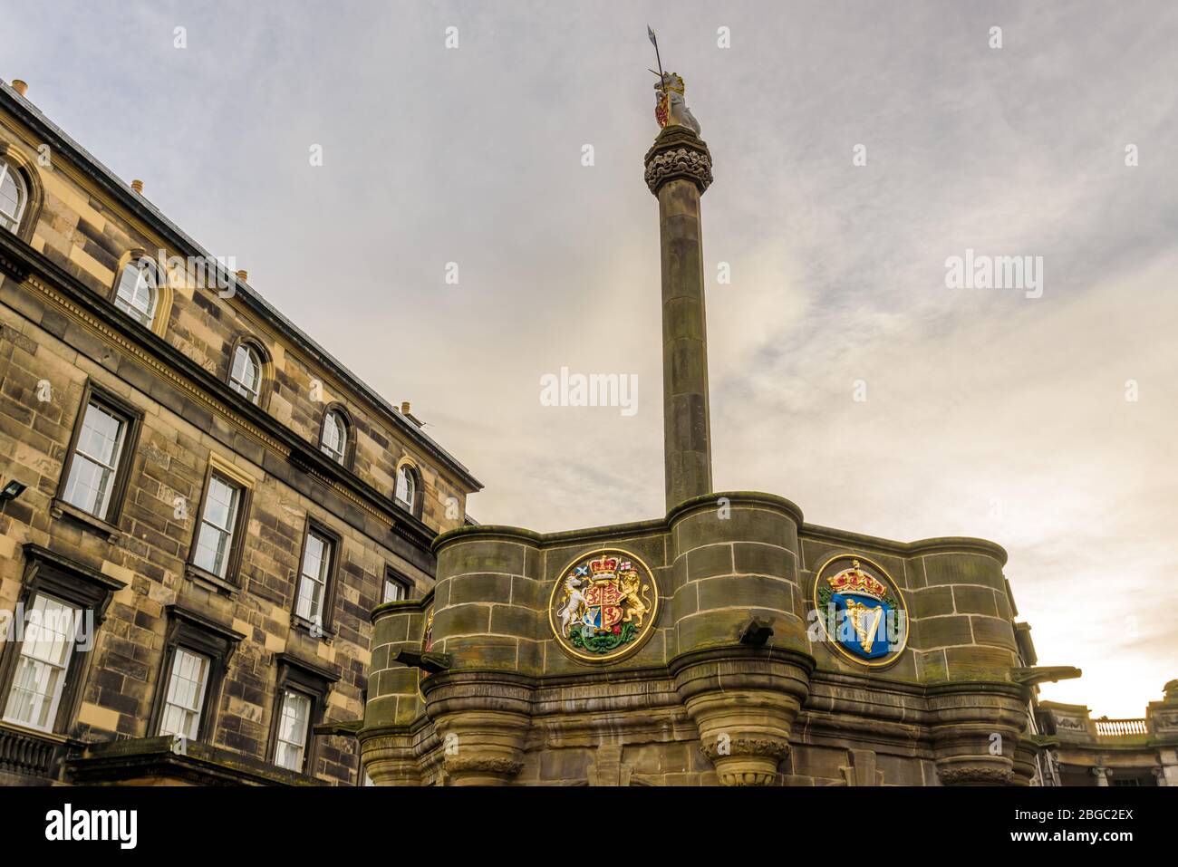 Mercat Cross, ancient site of civic announcements on the Royal Mile in Edinburgh. This tall monument is topped by a unicorn & the Scottish flag. Stock Photo