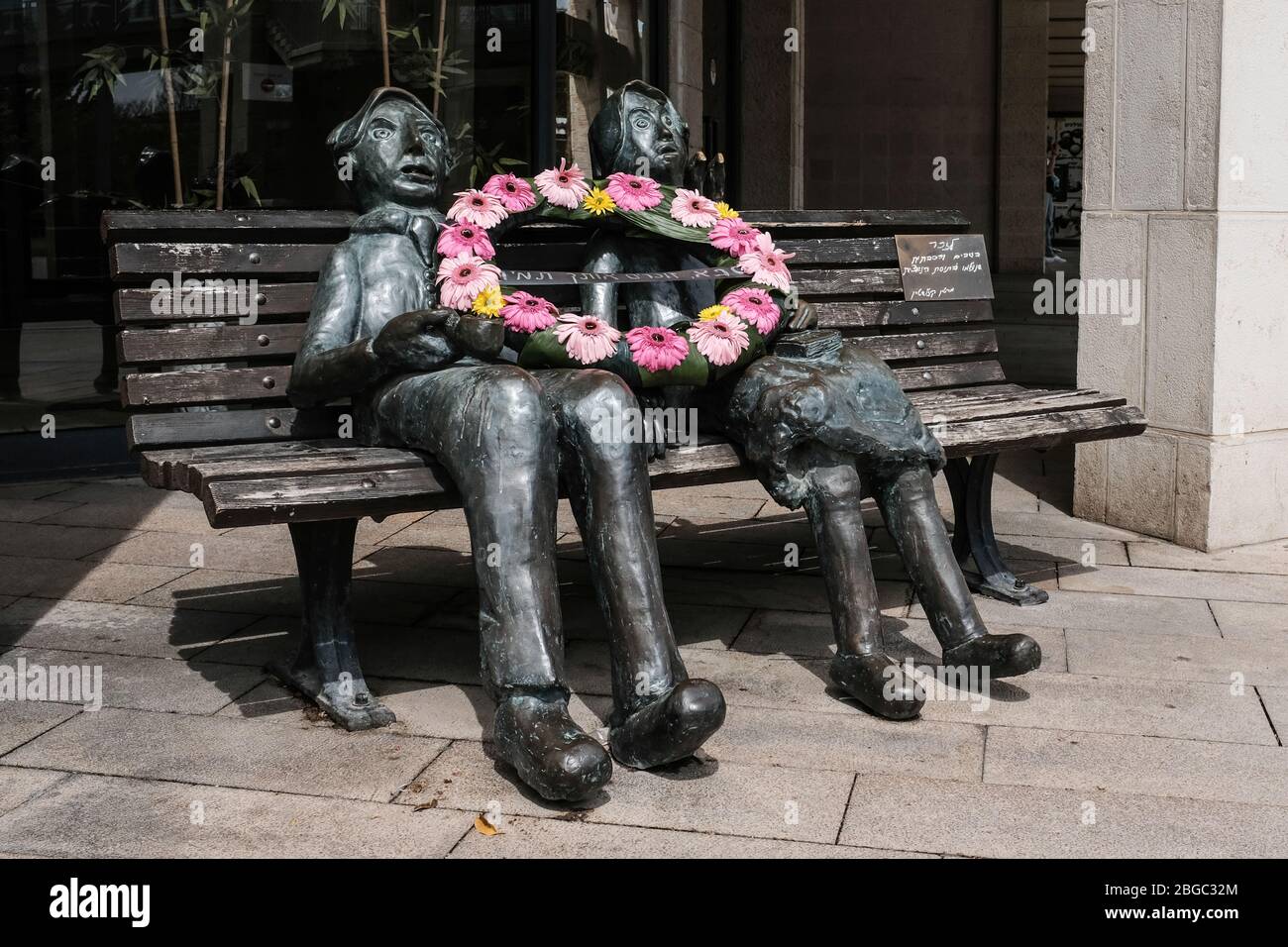 Jerusalem, Israel. 21st Apr, 2020. A flower wreath lies on a statue created by Dr. Martin Kizelstein, Holocaust survivor, in memory of grandmothers and grandfathers that perished in the Holocaust, on Holocaust and Heroism Remembrance Day. Credit: Nir Alon/Alamy Live News Stock Photo