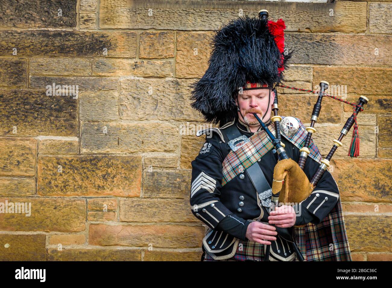 Man playing bagpipe in scottish traditional costume hires stock photography and images Alamy