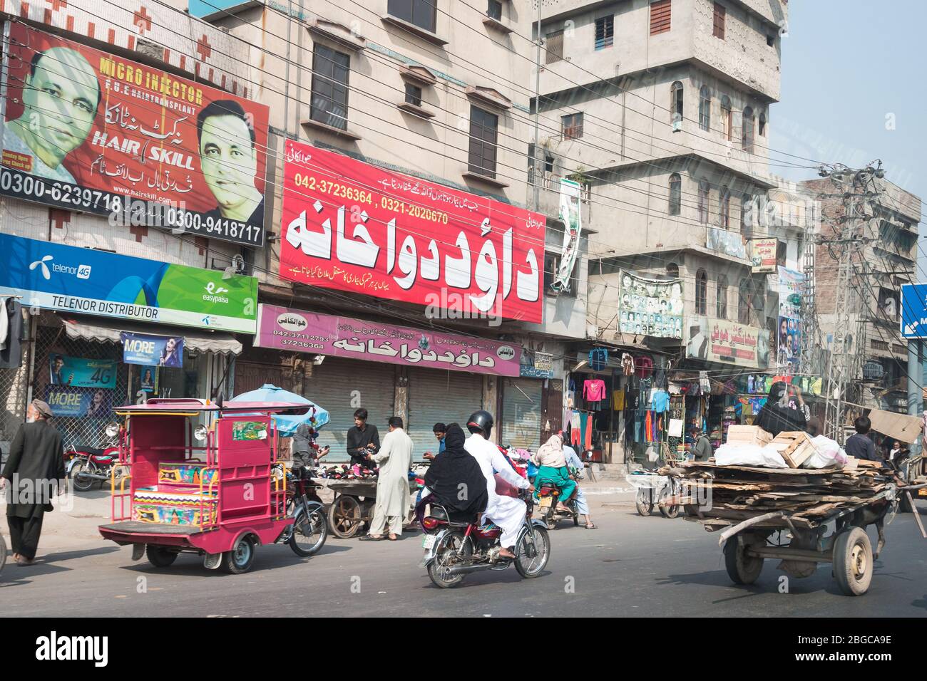 Everyday life in Lahore, Pakistan, with crowded streets, donkeys pulling carts, and rickshaws speeding through the streets Stock Photo