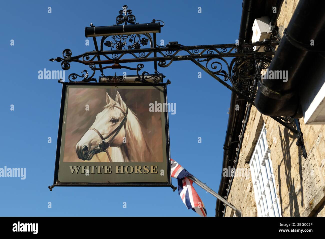 The 17th century White Horse Inn - Silverstone Village Stock Photo - Alamy