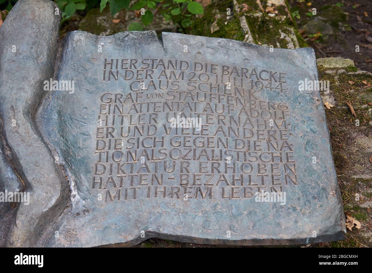 Gedenktafel an das missglückte Attentat vom 20. Juli 1944 Claus Schenk Graf von Stauffenberg, ehemalige Lagebaracke, Wolfsschanze, Masuren, Polen Stock Photo