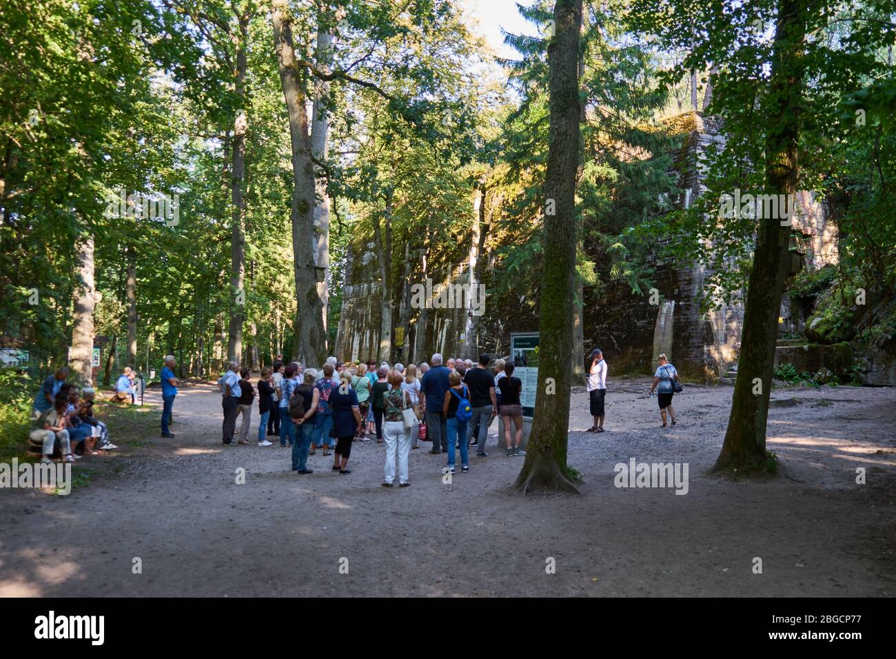 Touristen vor dem Luftschutzbunker von Adolf Hitler, Wolfsschanze, Masuren, Polen, Europa Stock Photo
