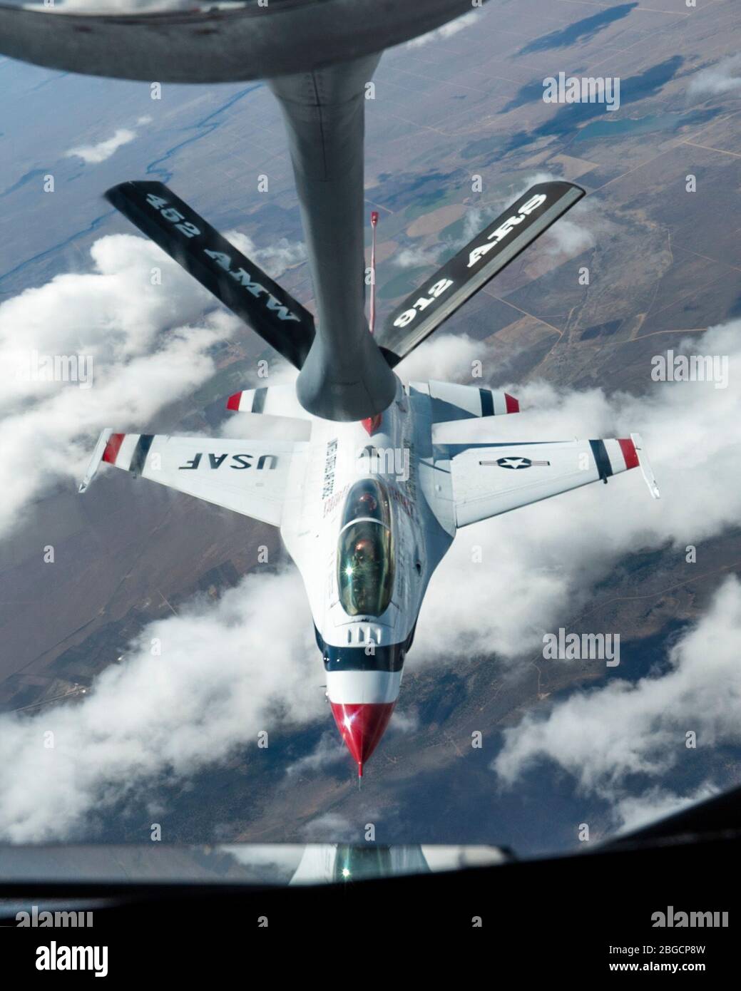a-u-s-thunderbird-f-16-falcon-approaches-the-boom-of-a-kc-135