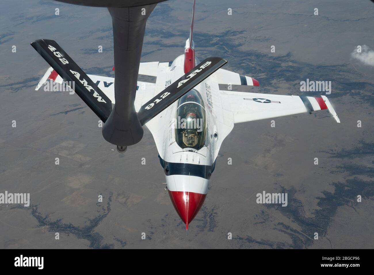 a-u-s-thunderbird-f-16-falcon-approaches-the-boom-of-a-kc-135