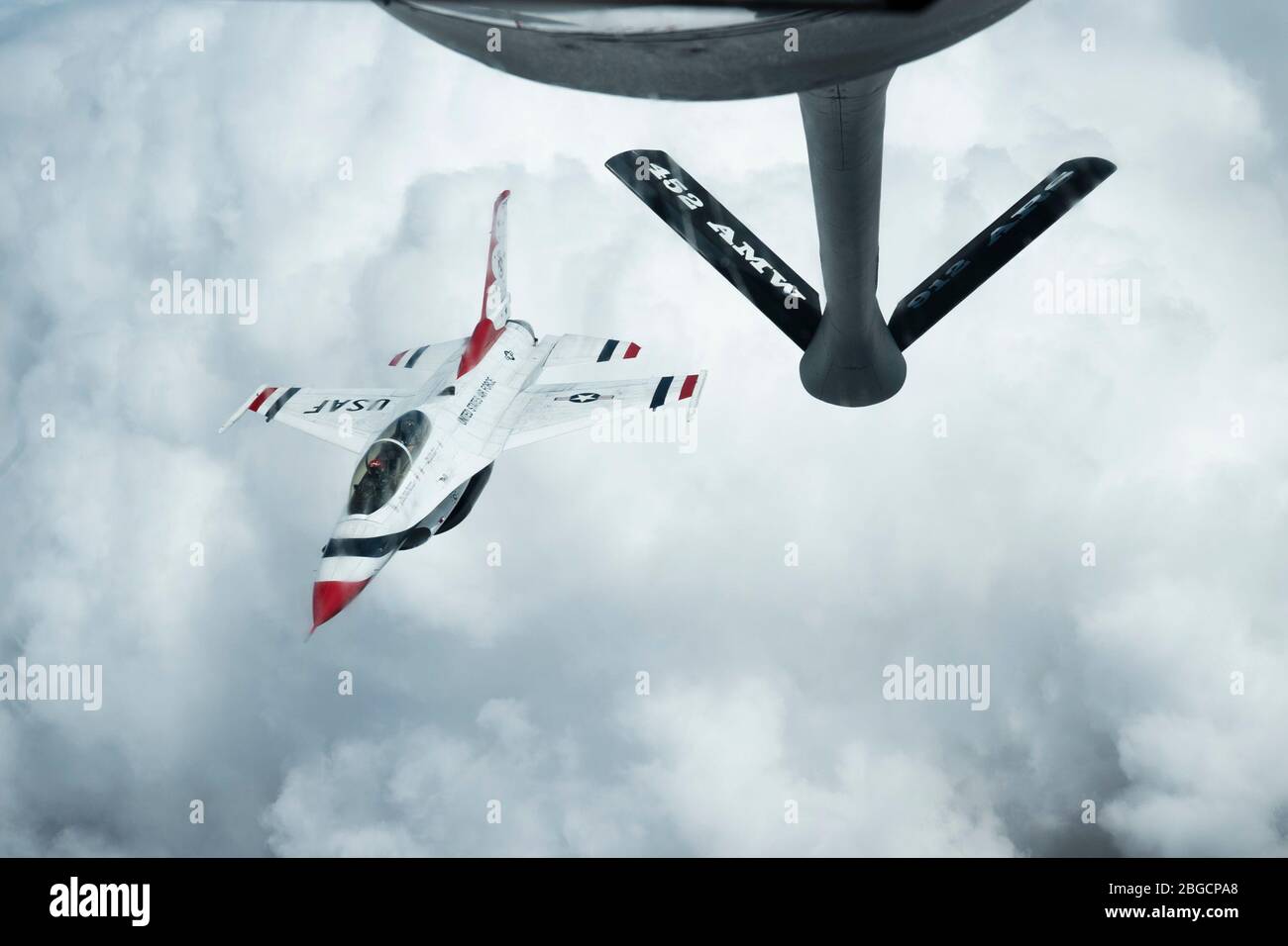 a-u-s-thunderbird-f-16-falcon-approaches-the-boom-of-a-kc-135