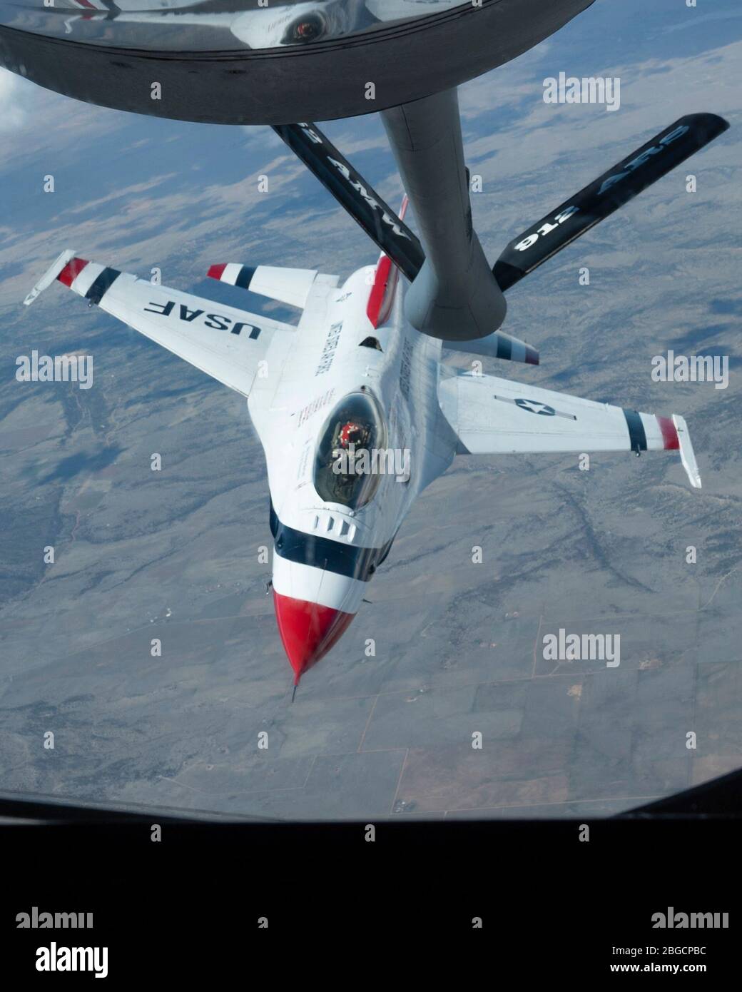 a-u-s-thunderbirds-f-16-falcon-detaches-from-the-boom-of-a-kc-135