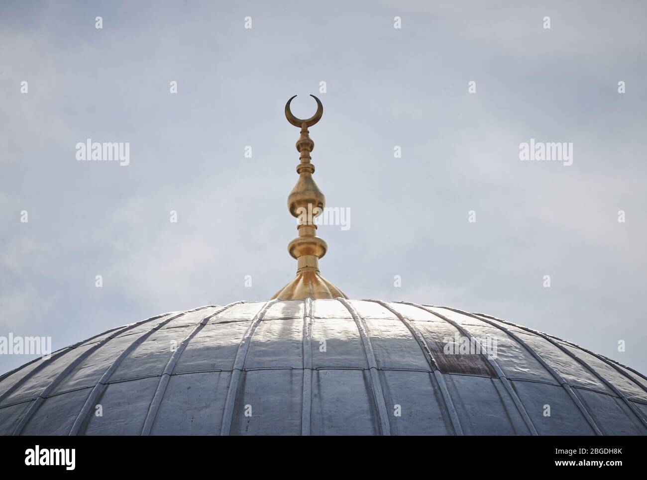15 April 2020, Berlin: The crescent of the moon as a symbol of Islam is the top of the Sehitlic Mosque. The mosque takes its name from the Turkish cemetery on the site. The historical cemetery has been around since 1866, when it was used as a diplomatic cemetery. Photo: Annette Riedl/dpa-Zentralbild/ZB Stock Photo