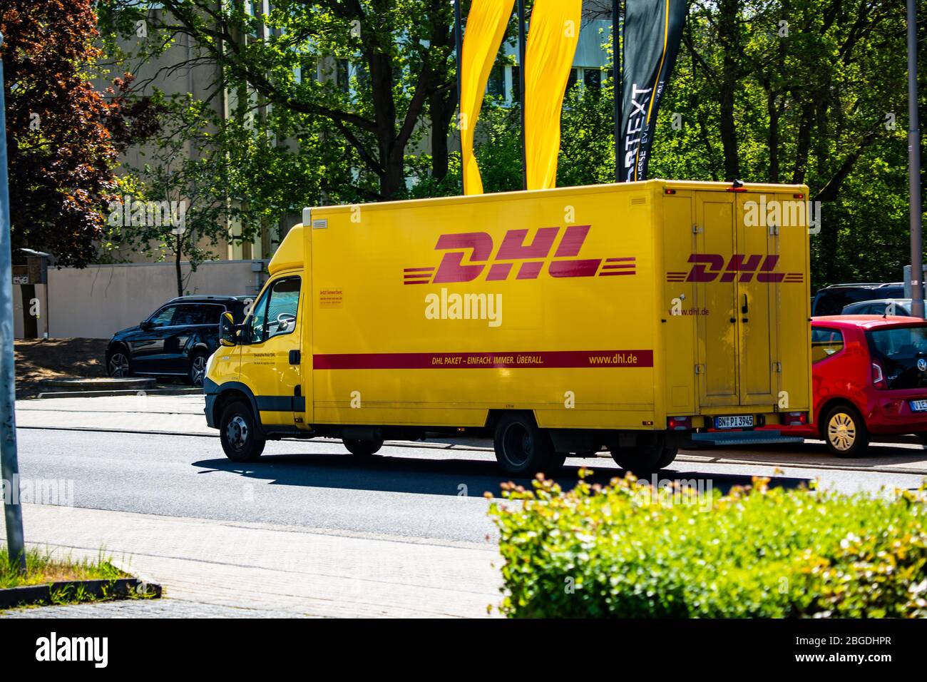EIn Fahrzeug des Paketdienstleisters DHL liefert im Willicher Industriegebiet Pakete. Aktuell ist DHL wegen der Corona-Krise stark belastet. Stock Photo