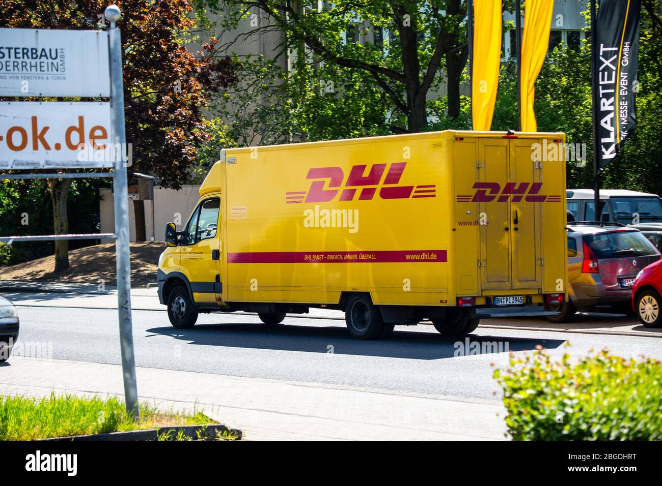 EIn Fahrzeug des Paketdienstleisters DHL liefert im Willicher Industriegebiet Pakete. Aktuell ist DHL wegen der Corona-Krise stark belastet. Stock Photo