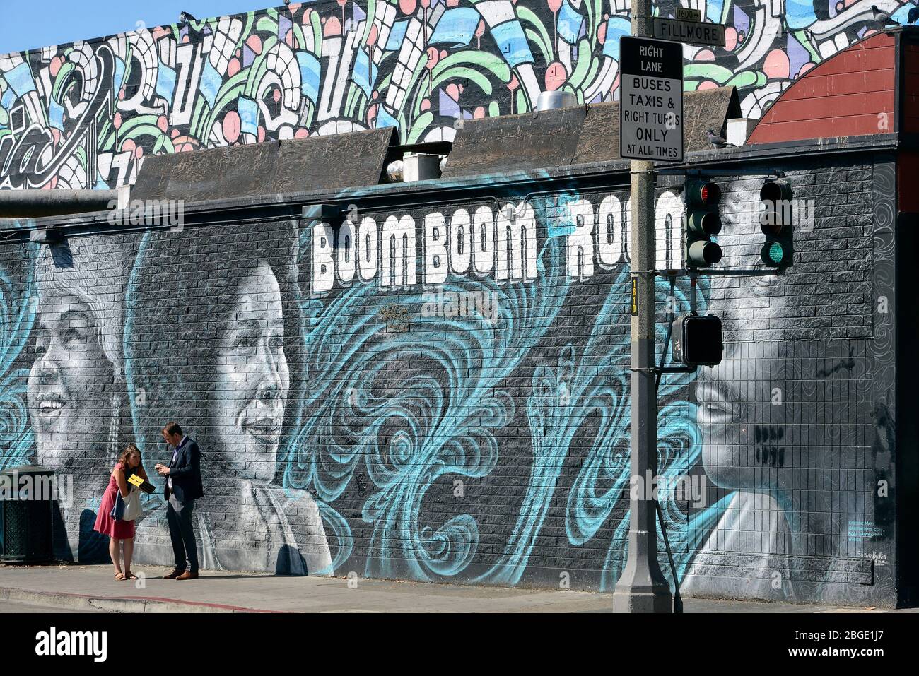 Passanten vor einem WandgemŠlde des Boom Boom Room im Stadtteil Fillmore, San Francisco, Kalifornien, USA Stock Photo