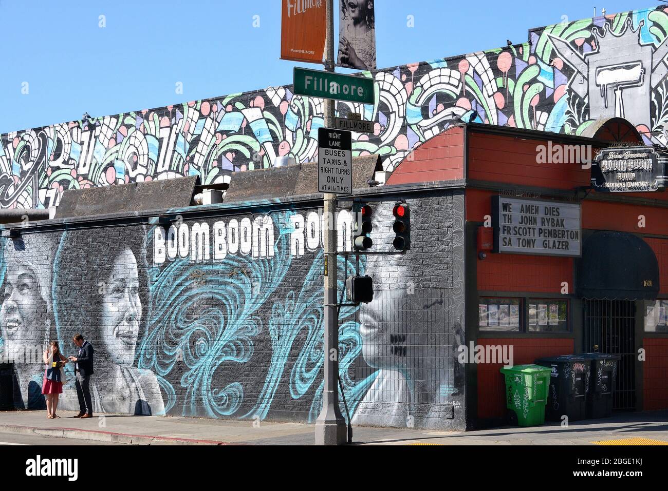Passanten vor einem WandgemŠlde des Boom Boom Room im Stadtteil Fillmore, San Francisco, Kalifornien, USA Stock Photo