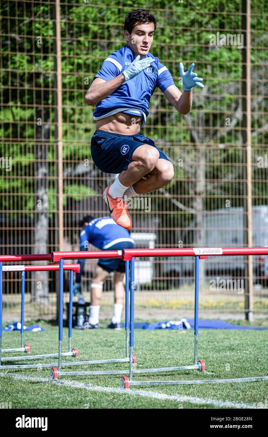 Karlsruhe, Deutschland. 21st Apr, 2020. Dirk Carlson (KSC) jumps during circuit training. GES/Football/2nd Bundesliga: Training of Karlsruher SC during the corona crisis, April 21, 2020 Football/Soccer: 2nd League: Training session of Karlsruher SC during the corona crisis, April 21, 2020 | usage worldwide Credit: dpa/Alamy Live News Stock Photo