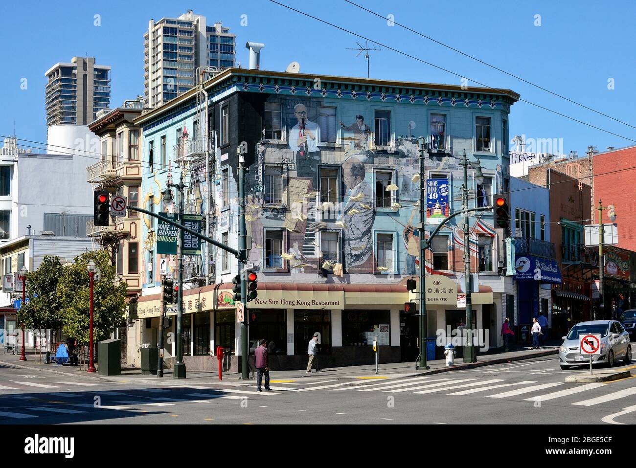 Mit Jazz Musikern bemaltes Haus im Stadtteil North Beach, Columbus Avenue Ecke Broadway , San Francisco, Kalifornien, USA Stock Photo
