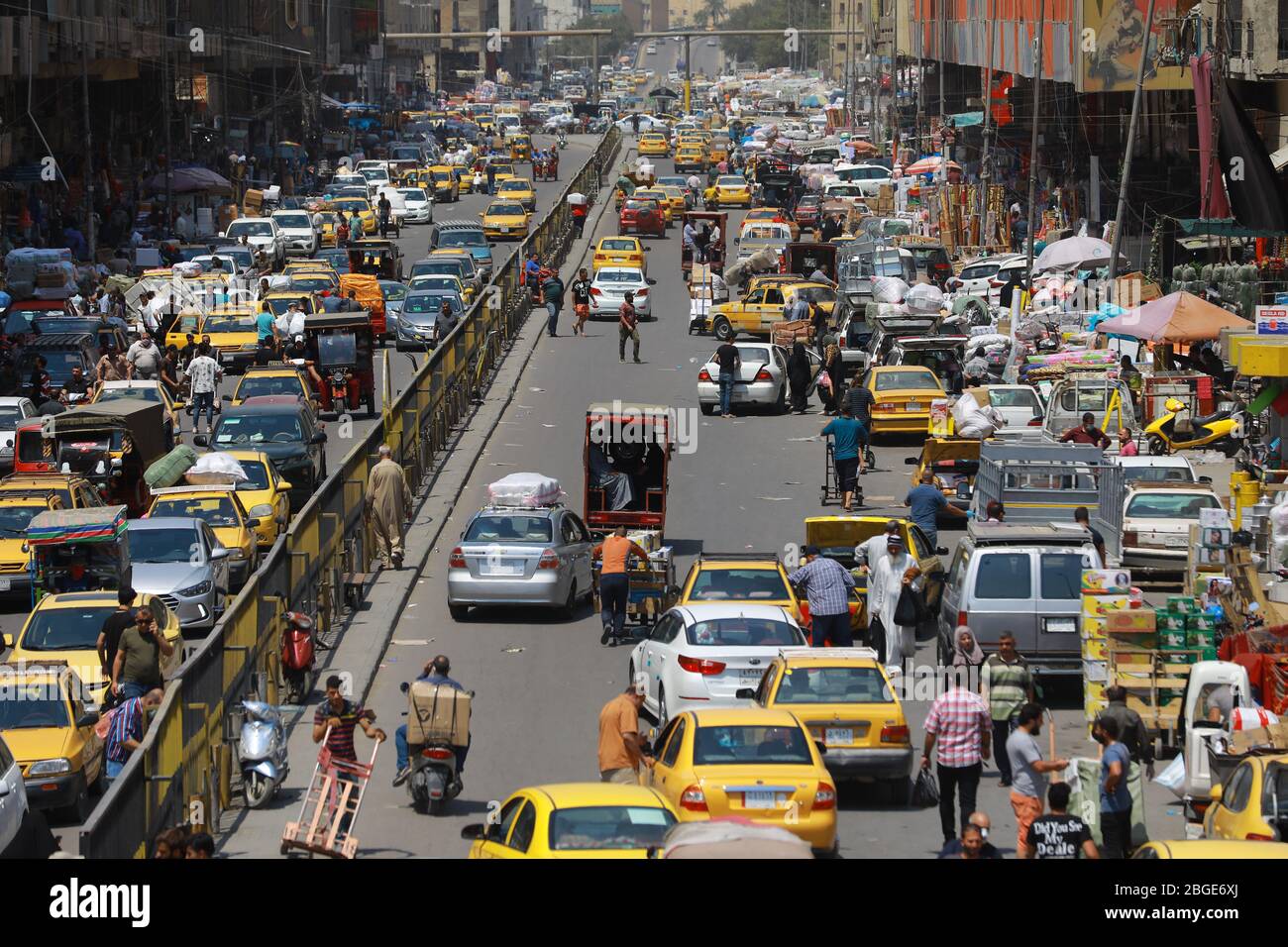 Baghdad, Iraq. 21st Apr, 2020. A general view of road traffic as the Iraqi government eases the lockdown imposed due to the coronavirus pandemic, to prepare for the holy month of Ramadan. Credit: Ameer Al Mohammedaw/dpa/Alamy Live News Stock Photo