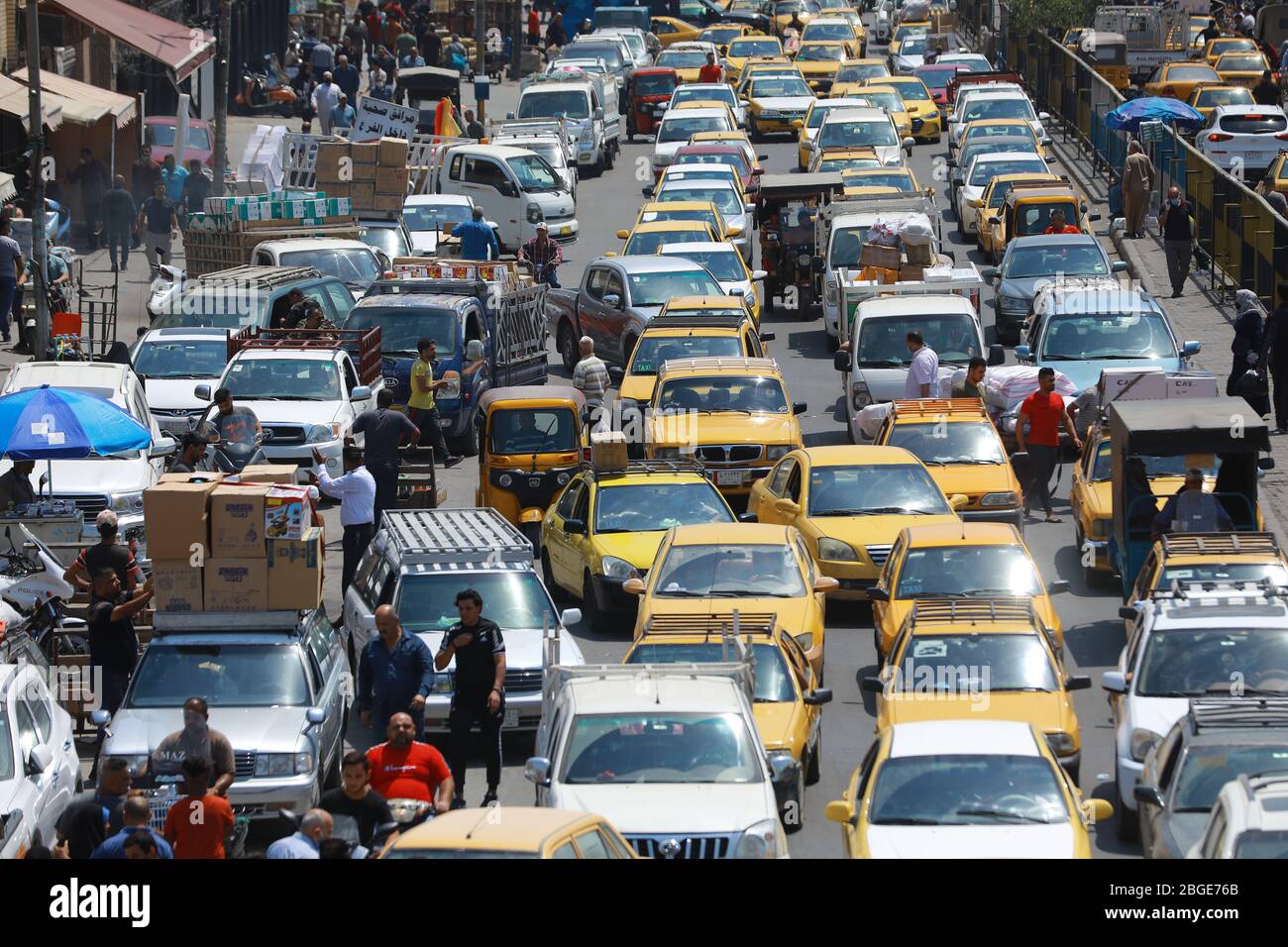 Baghdad, Iraq. 21st Apr, 2020. A general view of road traffic as the Iraqi government eases the lockdown imposed due to the coronavirus pandemic, to prepare for the holy month of Ramadan. Credit: Ameer Al Mohammedaw/dpa/Alamy Live News Stock Photo