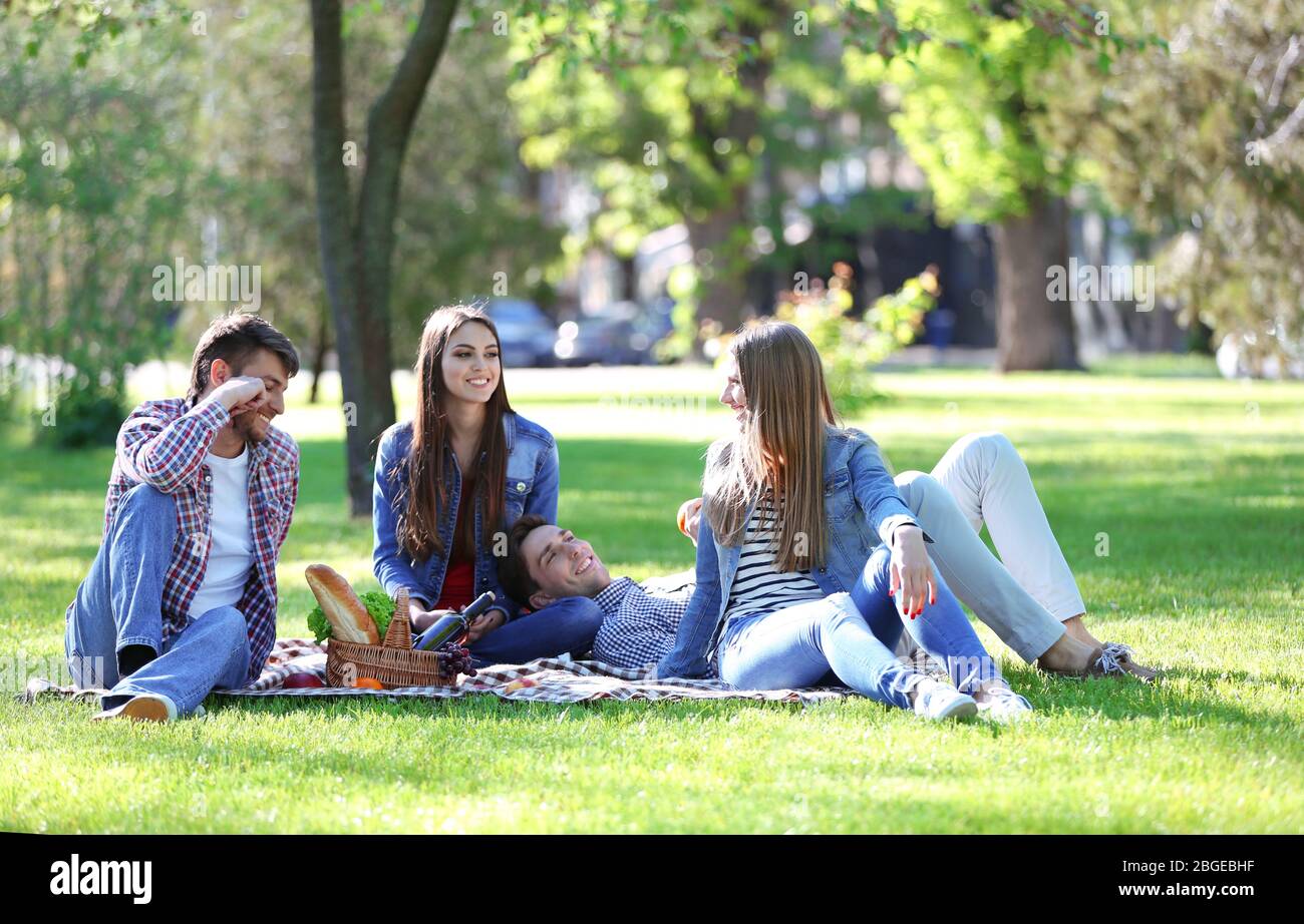 Students lunch picnic table hi-res stock photography and images - Alamy