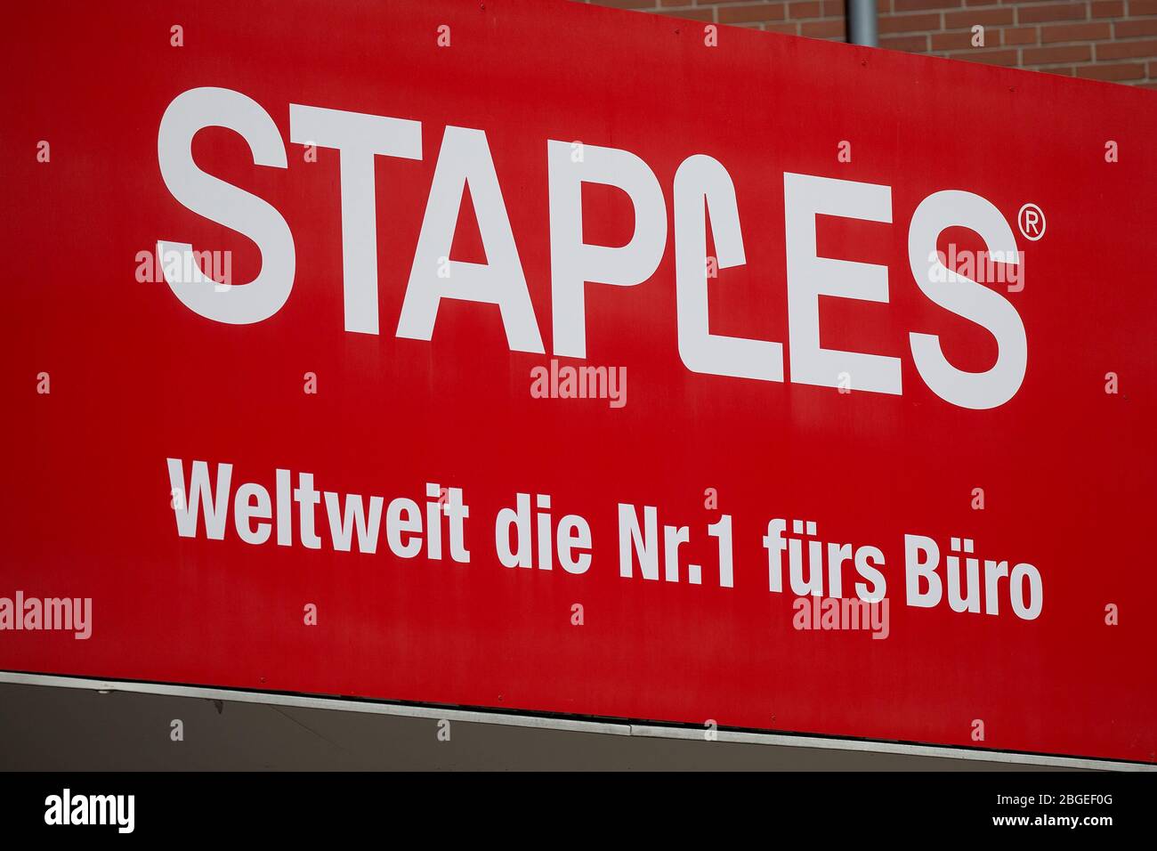 Osnabruck, Deutschland. 19th Apr, 2020. Osnabrueck, Germany 04/19/2020: Symbol pictures - 2020 Staples, logo, lettering, sign, feature/symbol/symbolfoto/characteristic/detail/| usage worldwide Credit: dpa/Alamy Live News Stock Photo
