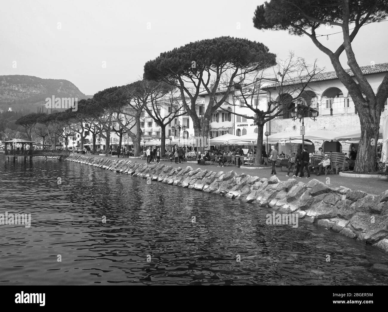 Promenade mit Bäumen und historischen Häusern am See Ufer Stock Photo