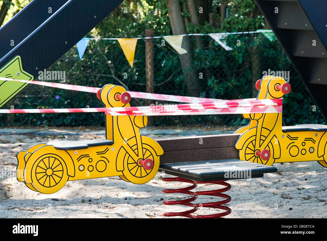Dortmund, 21.4.2020: Wegen der Coronakrise (Covid-19, SARS-CoV-2) und zum Schutz vor Neuinfektionen gesperrter Kinderspielplatz in einer Kleingartenanlage in Dortmund. --- Dortmund, Germany, April 21, 2020: Because of the coronavirus crisis (Covid-19, SARS-CoV-2) and children's playground locked in Dortmund to protect against new infections. Stock Photo