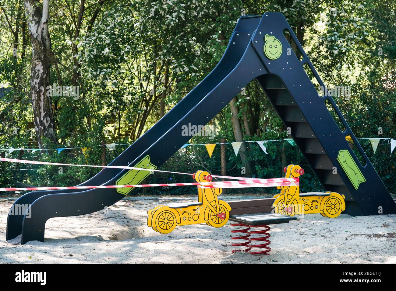Dortmund, 21.4.2020: Wegen der Coronakrise (Covid-19, SARS-CoV-2) und zum Schutz vor Neuinfektionen gesperrter Kinderspielplatz in einer Kleingartenanlage in Dortmund. --- Dortmund, Germany, April 21, 2020: Because of the coronavirus crisis (Covid-19, SARS-CoV-2) and children's playground locked in Dortmund to protect against new infections. Stock Photo