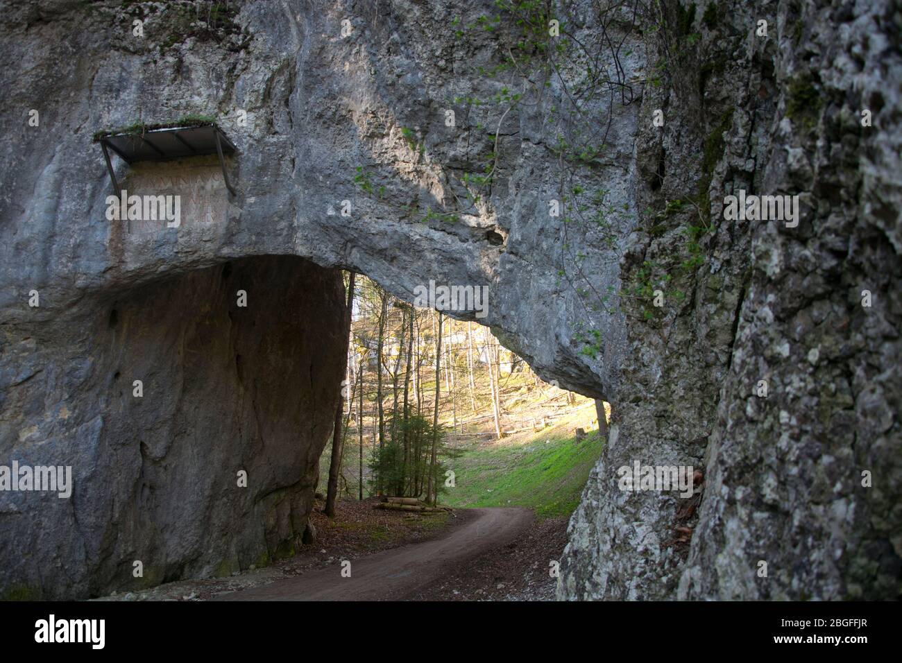 Felstor bei der Quelle der Birs beim Pierre Pertuis im Berner Jura Stock Photo