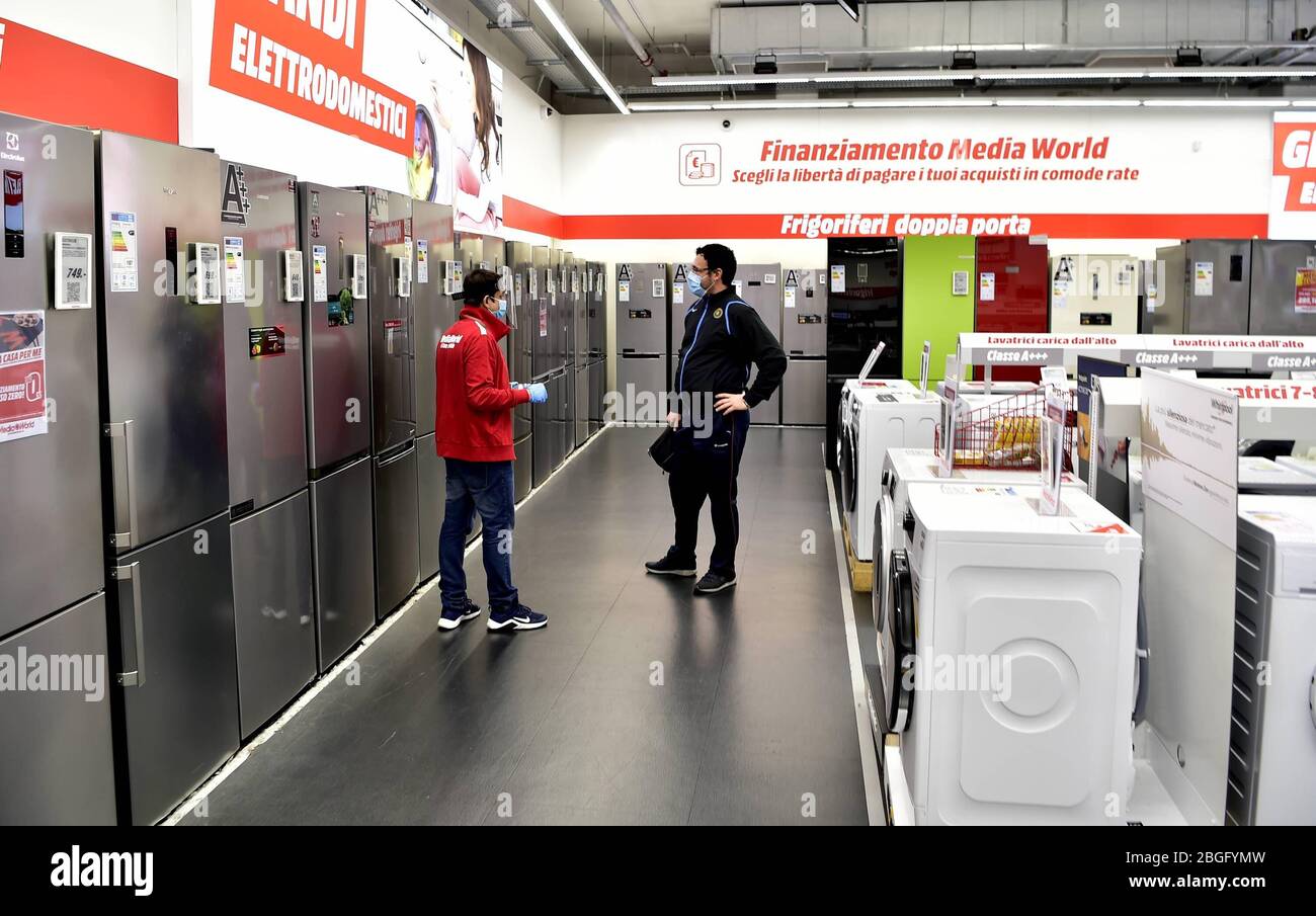 Milan, coronavirus phase 2, reopening with queue, queue of people and new  regulations to respect within Mediaworld of Viale Troya (Duilio  Piaggesi/Fotogramma, Milan - 2020-04-21) p.s. la foto e' utilizzabile nel  rispetto