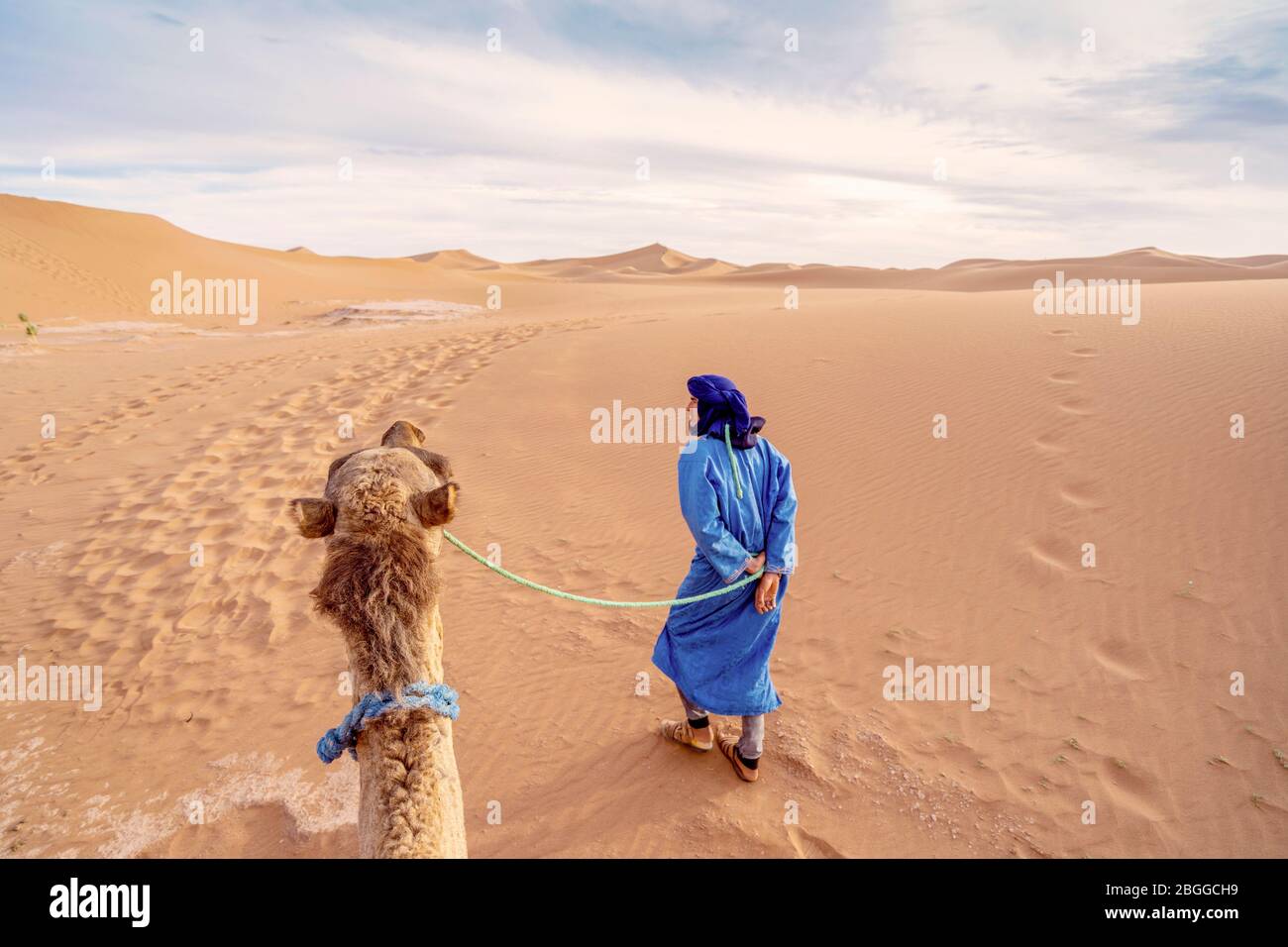 Bedouin man wears traditional clothing in Sahara desert — Stock