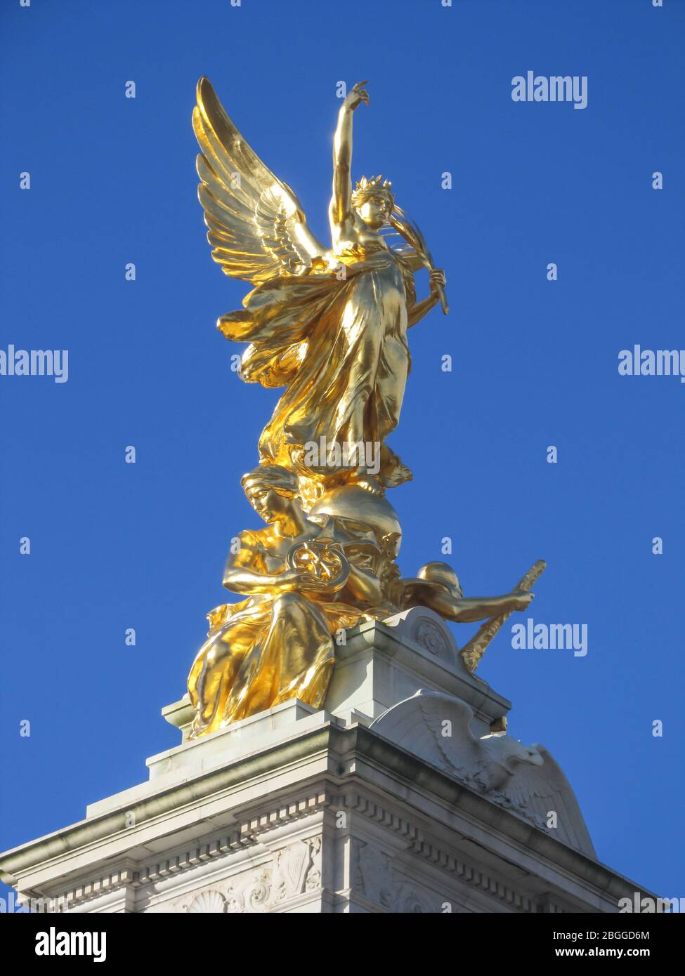Gold statue on victoria memorial hires stock photography and images