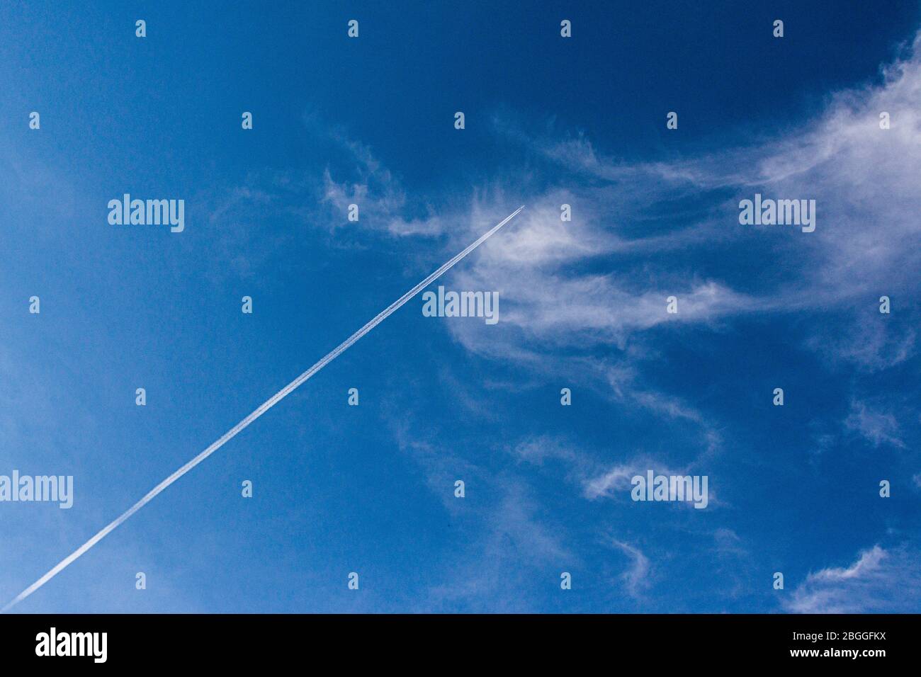 The Contrail Of An Aeroplane In A Blue Sky Stock Photo Alamy alamy
