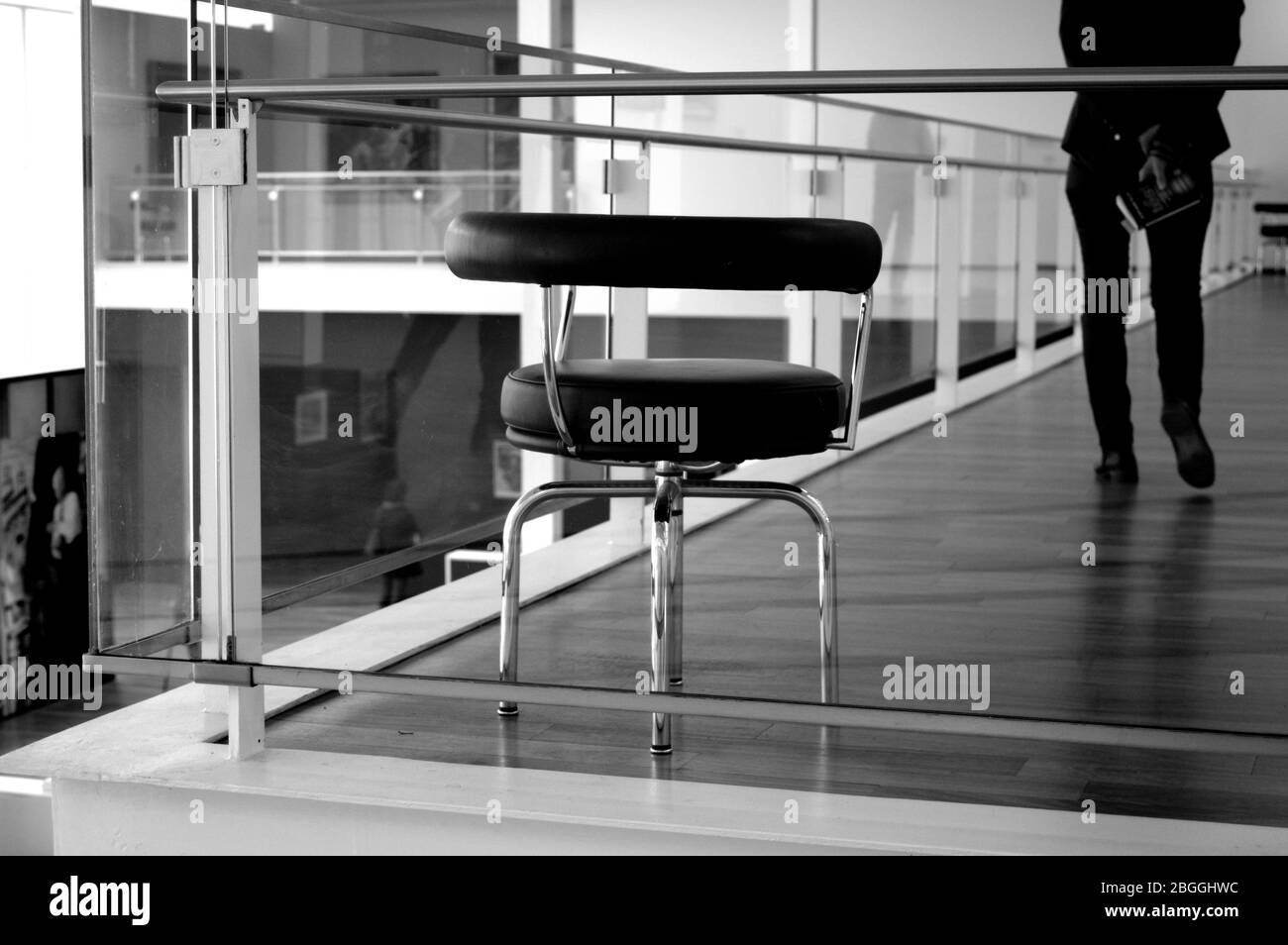 Museum modern art visitors Black and White Stock Photos & Images - Alamy
