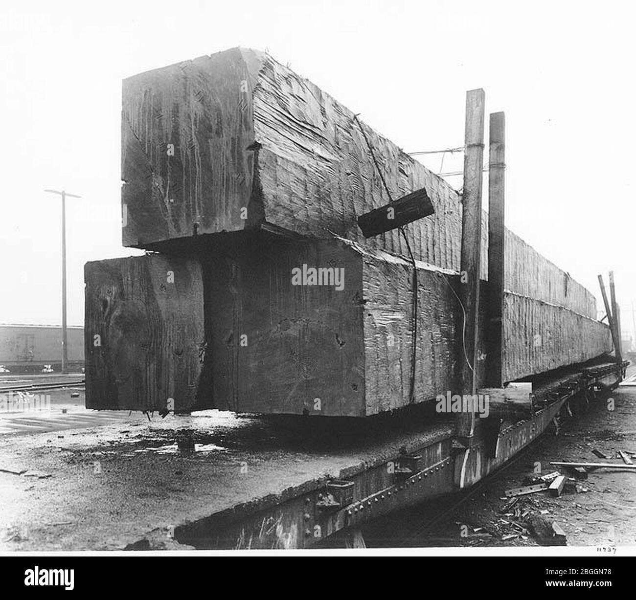 Hewn timbers by the H P Lewis Co on railroad flatcar (CURTIS 301). Stock Photo