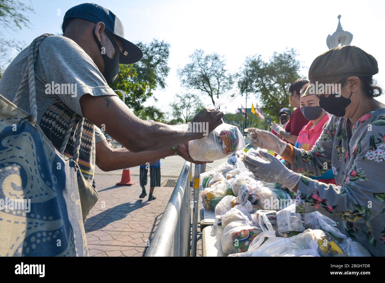 Bangkok, Thailand. 21st Apr, 2020. People give food to pauper homeless people around Thokkathan-Mother Earth. (Photo by Teera Noisakran/Pacific Press) Credit: Pacific Press Agency/Alamy Live News Stock Photo