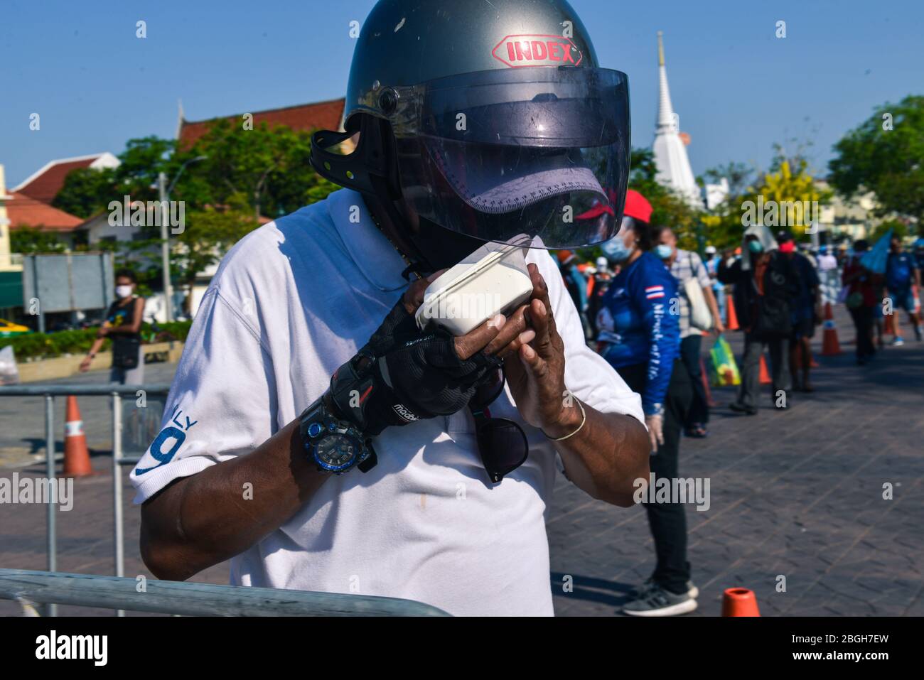 Bangkok, Thailand. 21st Apr, 2020. People give food to pauper homeless people around Thokkathan-Mother Earth. (Photo by Teera Noisakran/Pacific Press) Credit: Pacific Press Agency/Alamy Live News Stock Photo