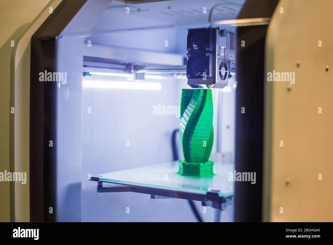 Automatic three dimensional 3D printer machine printing plastic model ...