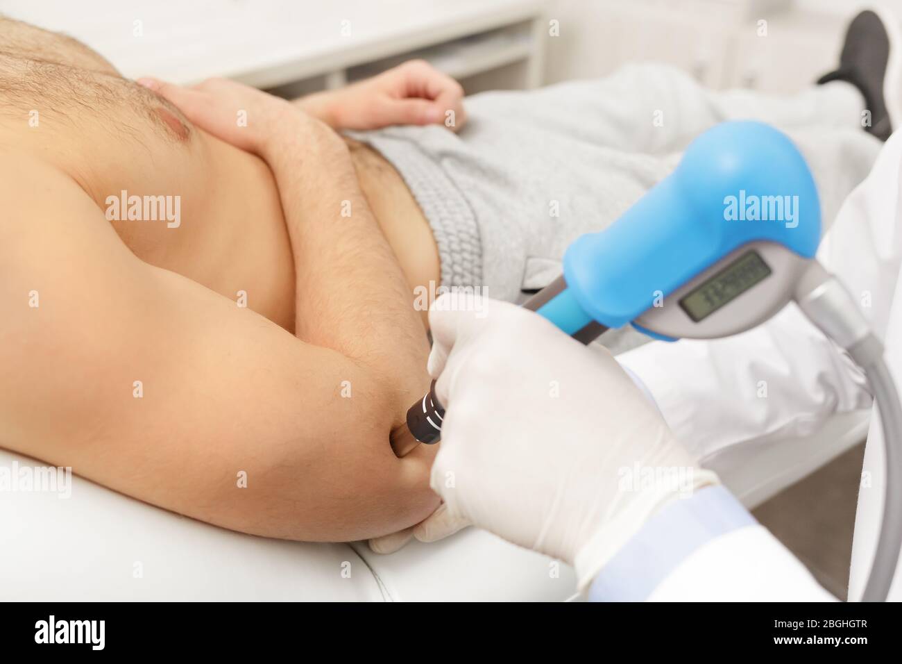 Extracorporeal Shockwave Therapy ESWT.Effective non-surgical treatment.Physical  therapy for tennis elbow with shock waves.Pain relief, normalization Stock  Photo - Alamy