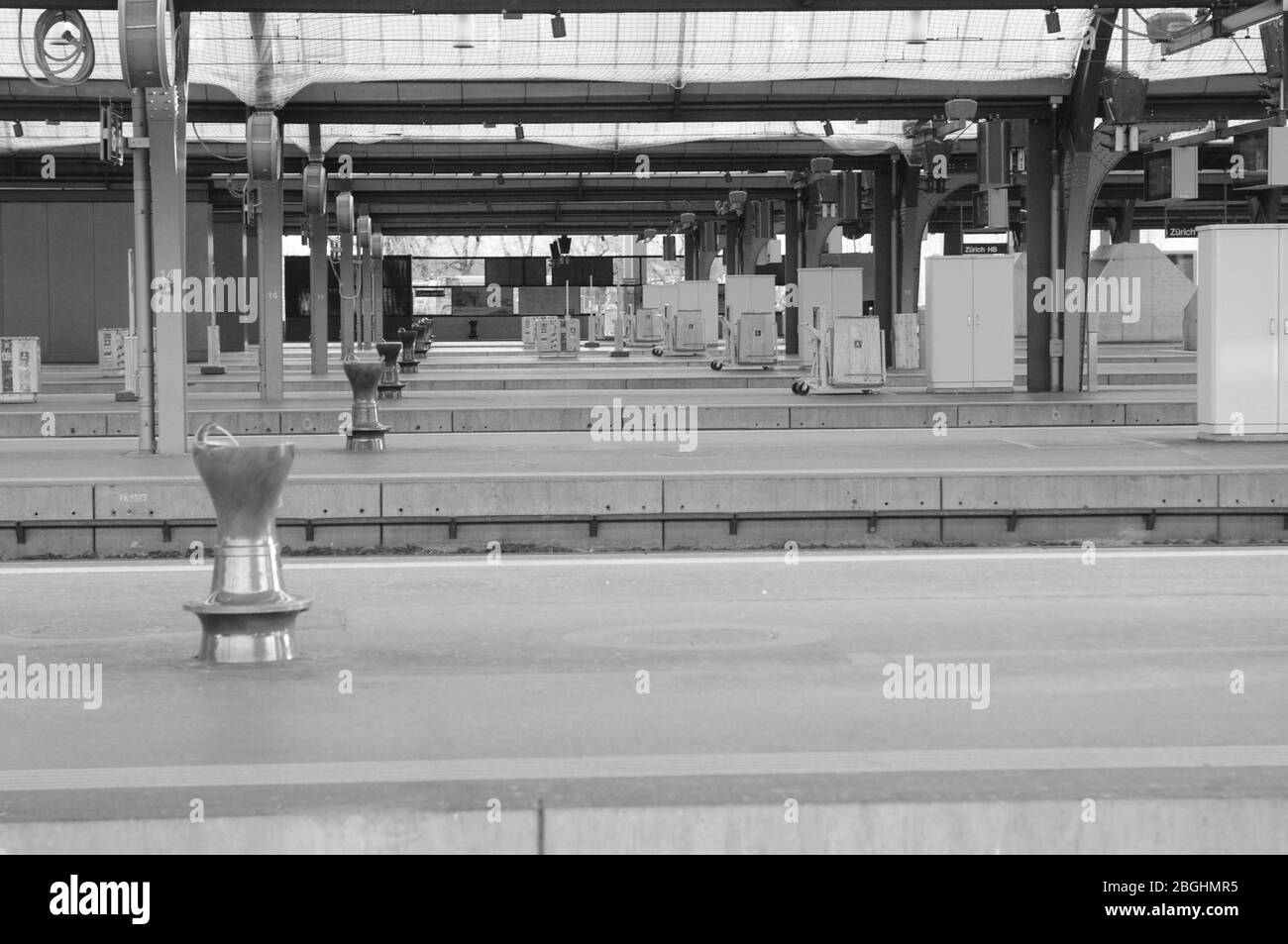 Zürich/Switzerland: No trains and empty tracks at the central station due to CoVid19 Virus Lockdown. The Stand still will last at least until 26th of Stock Photo