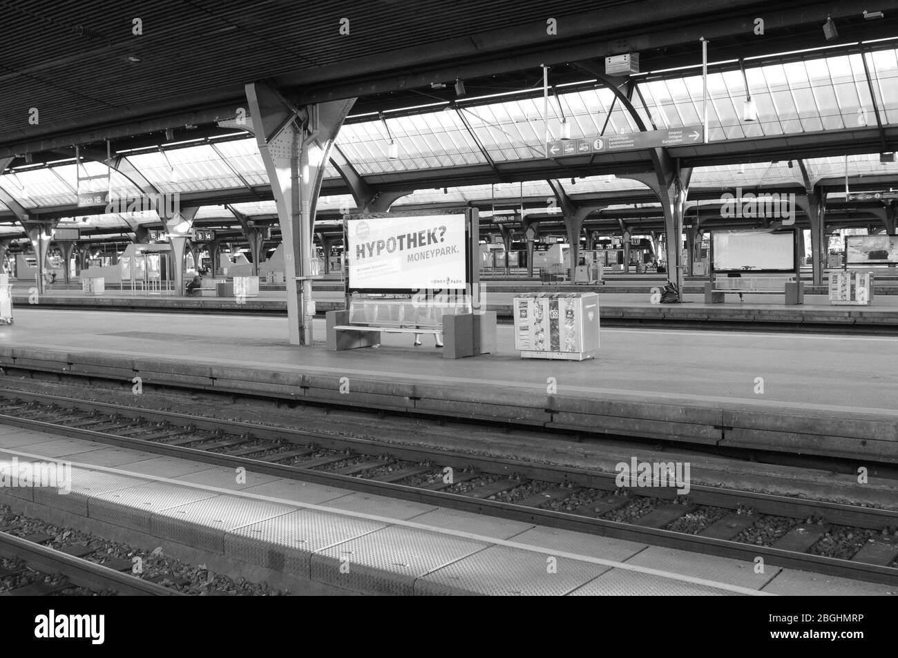 Zürich/Switzerland: No trains and empty tracks at the central station due to CoVid19 Virus Lockdown. The Stand still will last at least until 26th of Stock Photo
