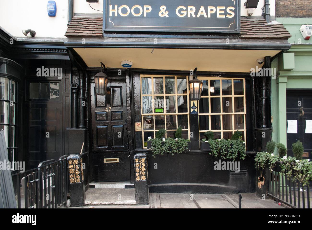 Public House Hoop & Grapes Pub, 47 Aldgate High St, London EC3N 1AL Stock  Photo - Alamy