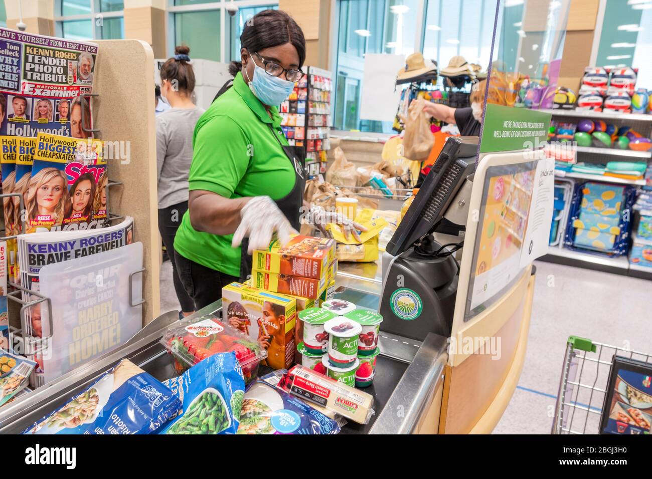 Florida Miami Beach Publix grocery store supermarket North Beach  coronavirus Covid-19 pandemic crisis checkout line queue groceries Black  woman cashie Stock Photo - Alamy