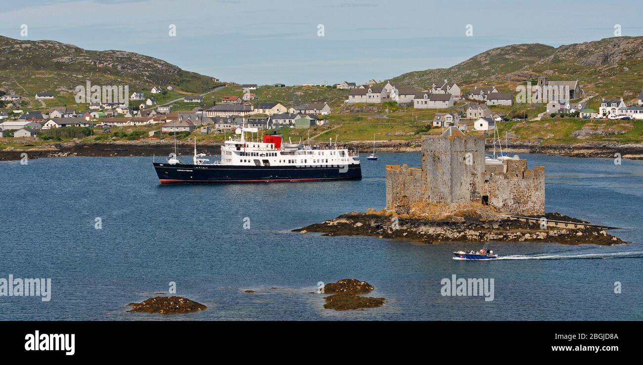 HEBRIDEAN PRINCESS departing from the pier with KISIMUL CASTLE dominating the harbour at CASTLEBAY, BARRA, OUTER HEBRIDES, SCOTLAND Stock Photo