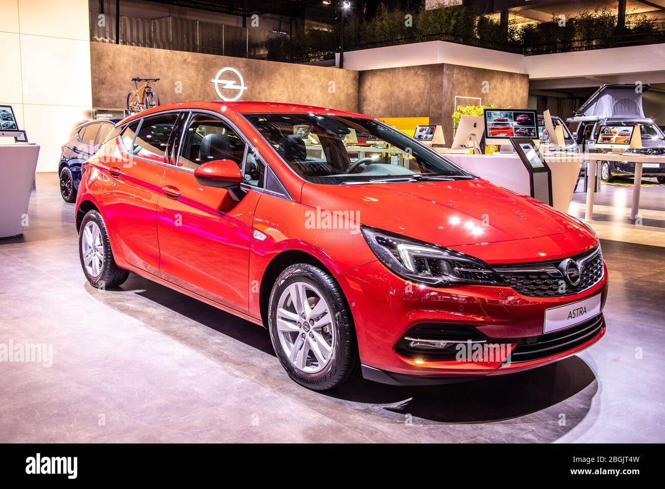 Frankfurt, Alemania, Sep 2019: OPEL ASTRA en la IAA, Astra K, compacto y  pequeño coche familiar fabricado por Opel Fotografía de stock - Alamy