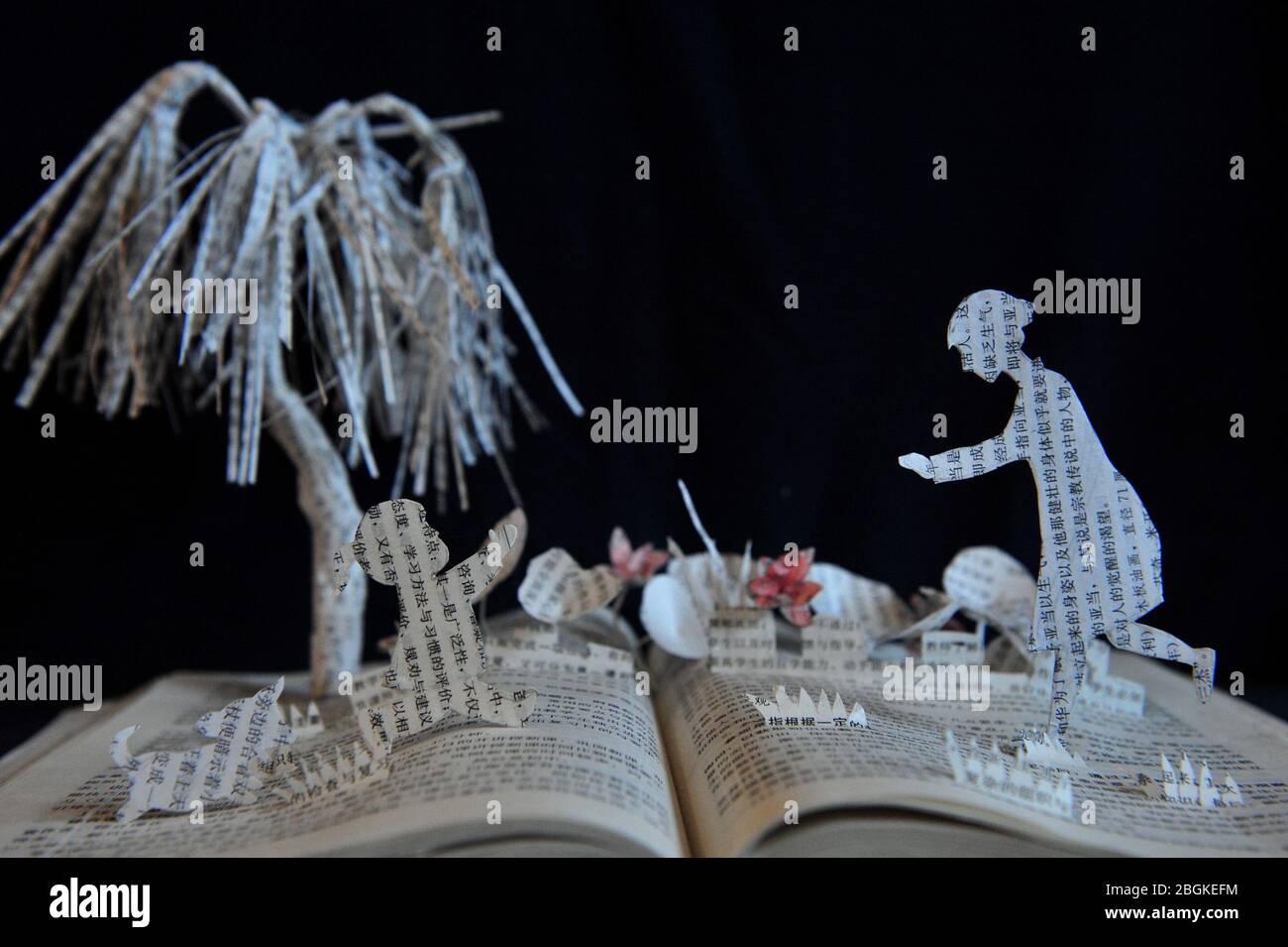 Chinese paper cutting art hi-res stock photography and images - Alamy