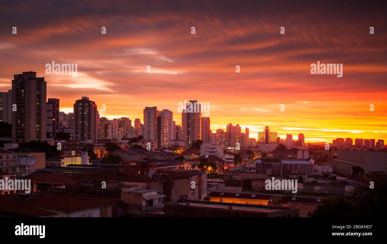 A blazing sunset during an autumn afternoon in the west side of São Paulo (Perdizes/Pompéia neighborhood). Stock Photo