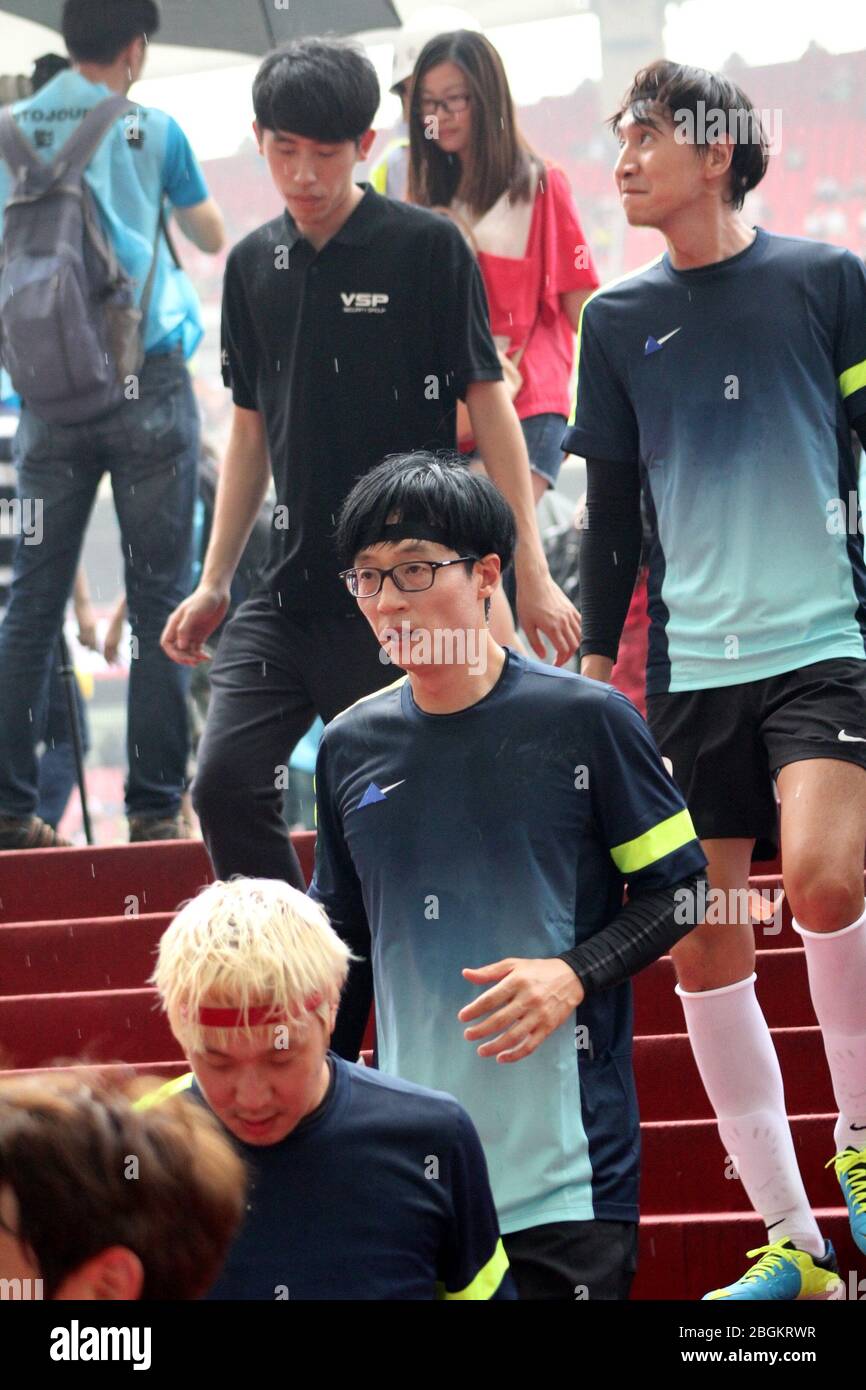 FILE--Members of South Korean variety show Running Man Yoo Jae-suk, middle,  Lee Kwang-soo, right, and Ha Dong-hoon, left, steps outside of the fiel  Stock Photo - Alamy