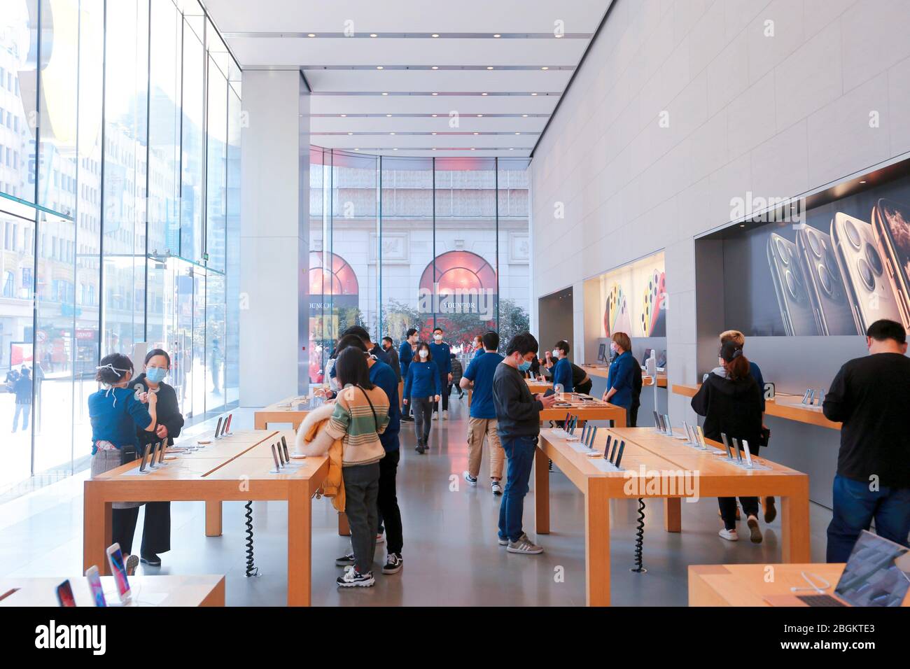 Orlando, FL/USA - 10/25/20: People waiting in line at the Apple retail store  to look at and possibly purchase the new iPhone 12 and 12 Pro smartphones  Stock Photo - Alamy